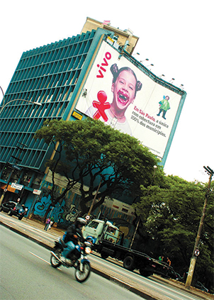 Empena com campanha sobre expansão da cobertura Vivo, em época anterior à Lei Cidade Limpa, em São Paulo