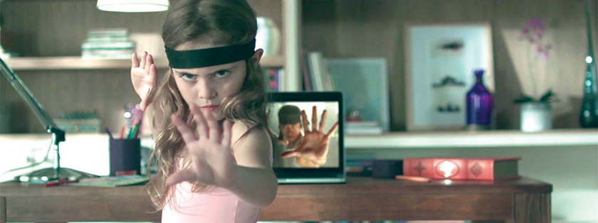 Comercial de garotinha que não quer ficar restrita ao balé, aprende kung fu pela internet.